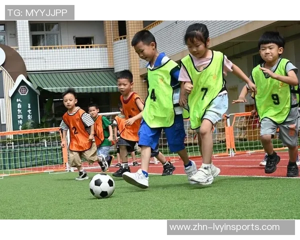 第一次踢足球的快乐与挑战让我体会到团队合作的重要性与运动的魅力 第一次踢足球的快乐与挑战让我体会到团队合作的重要性与运动的魅力